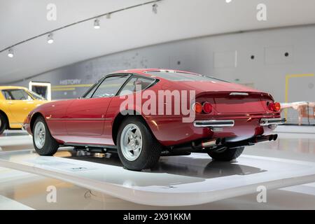 MODENA, ITALIEN - 21. APRIL 2022: Roter Ferrari 365 GTB4 Daytona Oldtimer im Enzo Ferrari Museum in Modena, Rückansicht Stockfoto