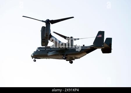 Präsident Trump landet am Flughafen Santa Monica mit Marine One und einer mächtigen Eskorte mit V-22 Osprey-Angriffshubschraubern. Trump kam in Los Angeles an Stockfoto