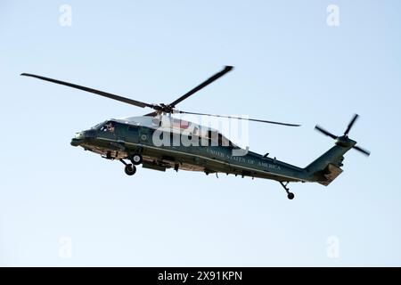 Präsident Trump landet am Flughafen Santa Monica mit Marine One und einer mächtigen Eskorte mit V-22 Osprey-Angriffshubschraubern. Trump kam in Los Angeles an Stockfoto