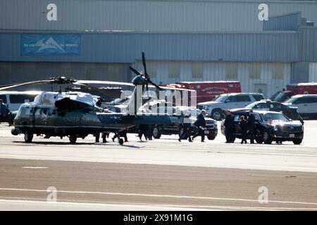 Präsident Trump landet am Flughafen Santa Monica mit Marine One und einer mächtigen Eskorte mit V-22 Osprey-Angriffshubschraubern. Trump kam in Los Angeles an Stockfoto