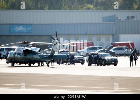 Präsident Trump landet am Flughafen Santa Monica mit Marine One und einer mächtigen Eskorte mit V-22 Osprey-Angriffshubschraubern. Trump kam in Los Angeles an Stockfoto