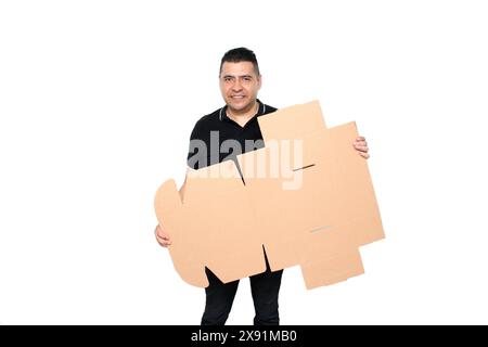 Ein Erwachsener Latino baut einen Karton nach den Anweisungen zusammen, um ihn zu erreichen Stockfoto