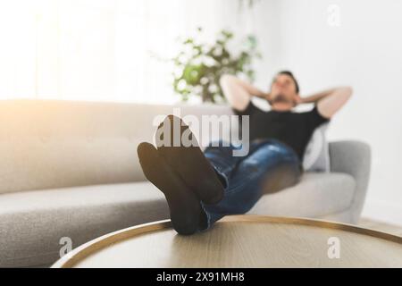 Ein entspannender Mann und träumend auf dem Sofa zu Hause Stockfoto