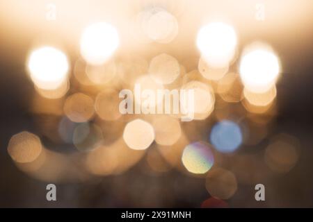 Echtes goldenes Bokeh aus Kristallleuchter als abstrakt Stockfoto