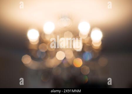 Echtes goldenes Bokeh aus Kristallleuchter als abstrakt Stockfoto