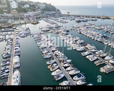 Blick aus der Vogelperspektive auf Torquay Marina und Hafen in Torbay, der englischen Riviera Stockfoto