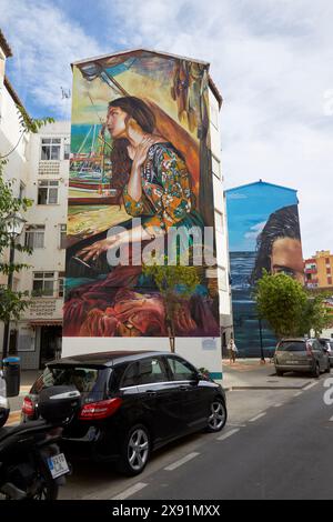 Wandmalereien an den Fassaden von Wohngebieten in Fuengirola, Costa del Sol, Andalusien, Spanien. Stockfoto