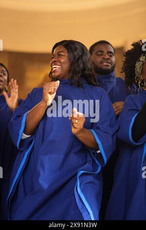 Gruppe Christlicher Evangeliumssänger, Die Den Herrn Jesus Christus Loben. Kirche gefüllt mit spiritueller Botschaft, die Herzen erhebet. Musik Bringt Frieden, Hoffnung, Liebe. Das Lied verbreitet Segen, Harmonie in Freude und Glauben. Stockfoto