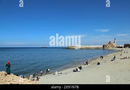 Familienspaß am Strand in Algier Stockfoto