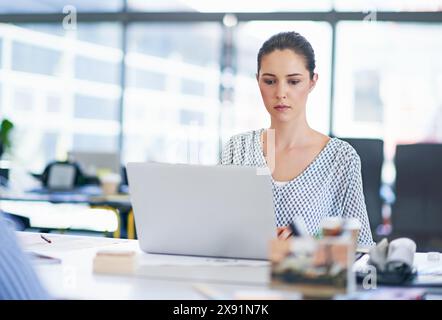 Frau, Schriftstellerin und Journalistin im Amt mit artikeln, Recherchen und Nachrichten auf dem Laptop. Ernst, Autor und Person, die Bericht bearbeitet, überprüft Stockfoto