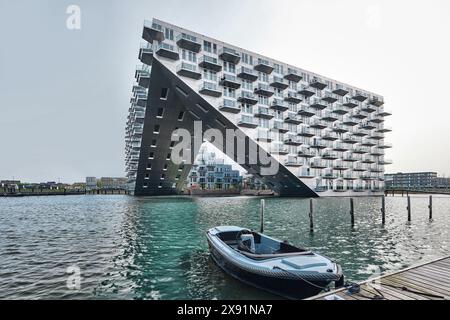 Niederlande, Amsterdam - 06. April 2024: Modernes Wohngebäude im Stadtteil Ijburg, entworfen von Bjarke Ingels Group, BIG Stockfoto