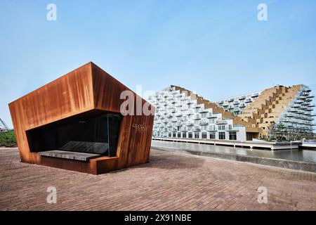 Niederlande, Amsterdam - 06. April 2024: Modernes Wohngebäude im Stadtteil Ijburg, entworfen von Bjarke Ingels Group, BIG Stockfoto