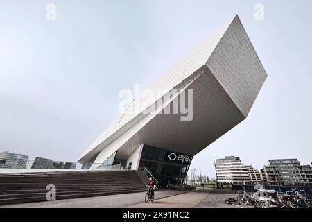 Niederlande, Amsterdam - 10. April 2024: Die futuristische Bauform des Eye Film Museum am Nordufer des Hafens Het Stockfoto