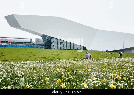 Niederlande, Amsterdam - 10. April 2024: Die futuristische Bauform des Eye Film Museum am Nordufer des Hafens Het Stockfoto