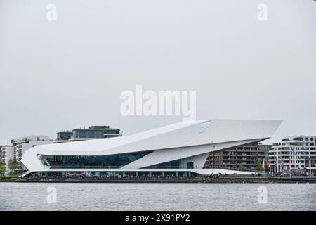 Niederlande, Amsterdam - 10. April 2024: Die futuristische Bauform des Eye Film Museum am Nordufer des Hafens Het Stockfoto