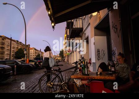 Regenborgen über der Danziger Straße mit einem Späti in der Danziger Straße in Berlin-Prenzlauer Berg. / Regnerischer Morgen über der Danziger Straße mit einem Late-Night-Store in der Danziger Straße in Berlin-Prenzlauer Berg. Späti *** Regenmorgen über der Danziger Straße mit Späti in der Danziger Straße in Berlin Prenzlauer Berg Regenmorgen über der Danziger Straße mit einem Late-Night-Shop in der Danziger Straße in Berlin Prenzlauer Berg Späti snph202405255385.jpg Stockfoto