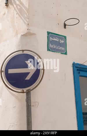 Ein blaues Einbahnschild auf der Rue de la Carriere, einer der vielen engen Gassen von Tunis Medina, einem UNESCO-Viertel der tunesischen Hauptstadt Stockfoto