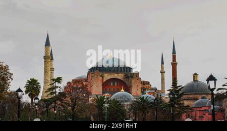 Ein beeindruckender Blick auf die Kuppeln und Minarette der Hagia Sophia, die ihre reiche Geschichte und architektonische Pracht zeigt. Dieses berühmte Wahrzeichen in Istanbul stan Stockfoto