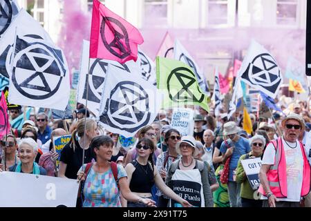 September 2023. Westminster, London, Großbritannien. März, um fossile Brennstoffe zu beenden. Flaggen der Extinction Rebellion Stockfoto