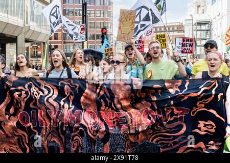 September 2023. Westminster, London, Großbritannien. März, um fossile Brennstoffe zu beenden. Banner „Öl aus“. Stockfoto