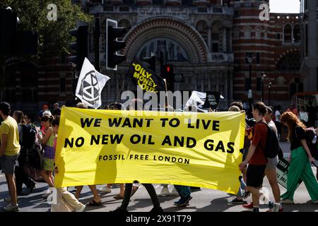 September 2023. Westminster, London, Großbritannien. März, um fossile Brennstoffe zu beenden. Fossil Free London Banner. Stockfoto