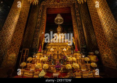 Das goldene Buddha-Bild in der Kapelle im Wat Bowonniwet Vihara ist eingerichtet und wunderschön dekoriert, um als Objekt der Anbetung zu dienen. Und ist der wichtigste Bud Stockfoto