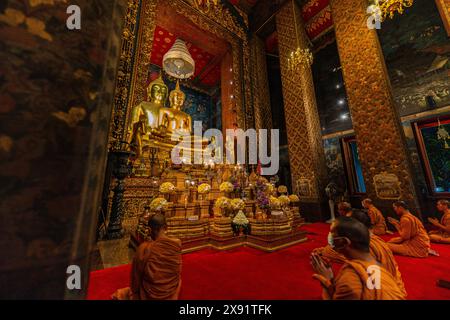 Das goldene Buddha-Bild in der Kapelle im Wat Bowonniwet Vihara ist eingerichtet und wunderschön dekoriert, um als Objekt der Anbetung zu dienen. Und ist der wichtigste Bud Stockfoto