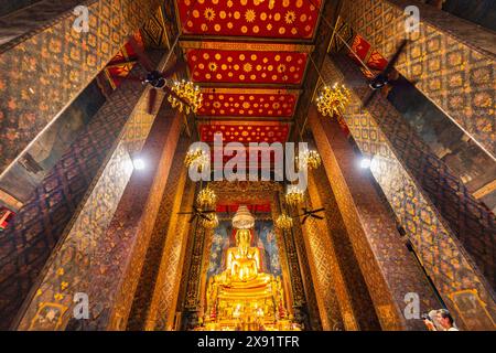 Das goldene Buddha-Bild in der Kapelle im Wat Bowonniwet Vihara ist eingerichtet und wunderschön dekoriert, um als Objekt der Anbetung zu dienen. Und ist der wichtigste Bud Stockfoto