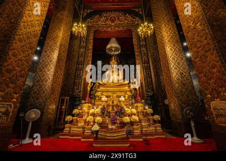 Das goldene Buddha-Bild in der Kapelle im Wat Bowonniwet Vihara ist eingerichtet und wunderschön dekoriert, um als Objekt der Anbetung zu dienen. Und ist der wichtigste Bud Stockfoto