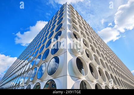 Niederlande, Amsterdam - 10. April 2024: Ravel Residence, Studentenaufenthalt im Zuidas District, einem modernen Studentenviertel mit moderner architektonischer Fassade Stockfoto