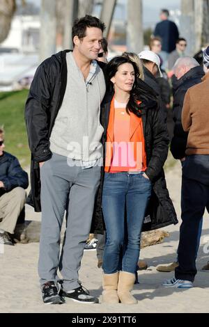 Courteney Cox, Josh Hopkins während des Sets von Cougar Town in Venedig Kalifornien. Stockfoto