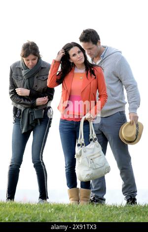 Courteney Cox, Josh Hopkins während des Sets von Cougar Town in Venedig Kalifornien. Stockfoto