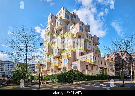 Niederlande, Amsterdam - 10. April 2024: Ferienwohnung und farbenfrohe Balkone Stockfoto