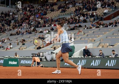 Qinwen Zheng aus China kehrt gegen Alize Cornet aus Frankreich in der ersten Runde der Women's Singles am dritten Tag der French Open 2024 in Roland Garros am 28. Mai 2024 in Paris zurück. (Foto von QSP) Stockfoto