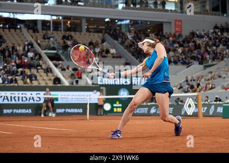 Alize Cornet aus Frankreich kehrt gegen Qinwen Zheng aus China im ersten Spiel der Frauen-Singles am dritten Tag der French Open 2024 in Roland Garros am 28. Mai 2024 in Paris zurück. (Foto von QSP) Stockfoto