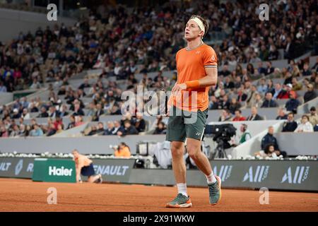 Casper Ruud aus Norwegen reagierte gegen Felipe Meligeni Alves aus Brasilien im Spiel der ersten Runde der Männer-Singles am dritten Tag der French Open 2024 in Roland Garros am 28. Mai 2024 in Paris (Foto: QSP) Stockfoto