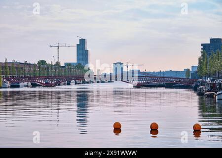 Niederlande, Amsterdam - 10. April 2024: Stadtansicht und Kanalblick mit Pythonbrücke, bekannt als High Bridge, zwischen Sporenburg und Borneo Island Stockfoto