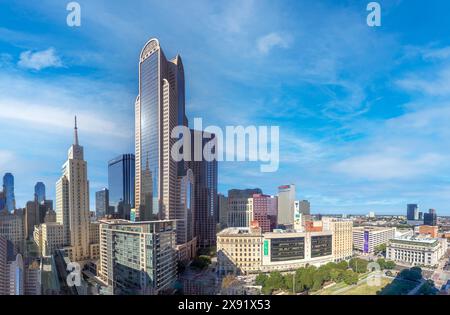 Dallas, USA - 6. November 2023: Panoramablick auf die Skyline von Dallas mit Swimmingpool im Vordergrund. Stockfoto