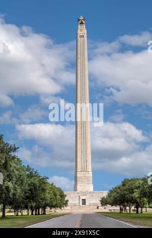 La Porte, USA - 9. November 2023: Das San Jacinto Monument an einem schönen Sommertag in Texas, USA Stockfoto