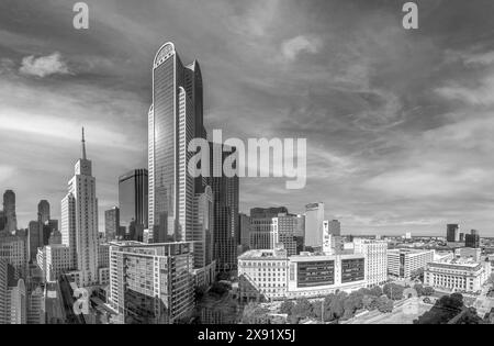 Dallas, USA - 6. November 2023: Panoramablick auf die Skyline von Dallas mit Swimmingpool im Vordergrund. Stockfoto