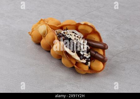 Trendy Hong Kong bubble Waffeln mit Eis, Sahne und Beeren auf weißem Holz- Hintergrund. Platz kopieren Stockfoto
