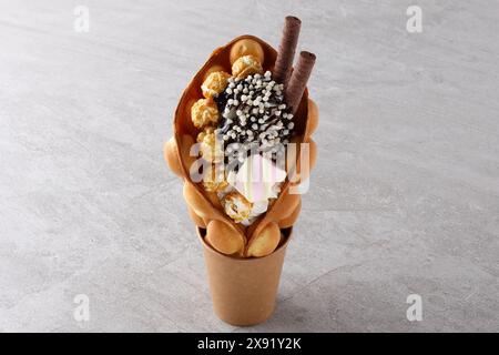 Trendy Hong Kong bubble Waffeln mit Eis, Sahne und Beeren auf weißem Holz- Hintergrund. Platz kopieren Stockfoto