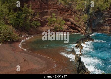 Kaihalulu Beach, auch bekannt als Red Sand Beach, an der Hana Coast von Maui, Hawaii. Stockfoto