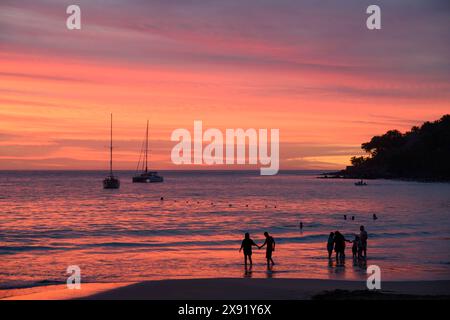 Strand und Boote bei Sonnenuntergang, Chacala, Nayarit, Mexiko. Stockfoto