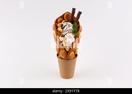 Trendy Hong Kong bubble Waffeln mit Eis, Sahne und Beeren auf weißem Holz- Hintergrund. Platz kopieren Stockfoto