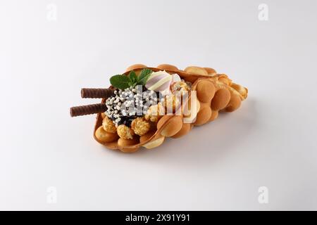 Trendy Hong Kong bubble Waffeln mit Eis, Sahne und Beeren auf weißem Holz- Hintergrund. Platz kopieren Stockfoto