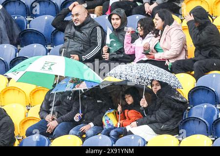 Cardiff, Großbritannien. Mai 2024. Regenschirme sind ein muss beim 3. Vitality IT20 Spiel zwischen England und Pakistan am 28. Mai 2024 in Sophia Gardens, Cardiff, Großbritannien. Foto von Stuart Leggett. Nur redaktionelle Verwendung, Lizenz für kommerzielle Nutzung erforderlich. Keine Verwendung bei Wetten, Spielen oder Publikationen eines einzelnen Clubs/einer Liga/eines Spielers. Quelle: UK Sports Pics Ltd/Alamy Live News Stockfoto