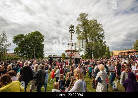 Mittsommerabend in Malmköping mit einer sehr stilvollen Mittsommerbar Stockfoto