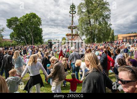 Mittsommerabend in Malmköping mit einer sehr stilvollen Mittsommerbar Stockfoto