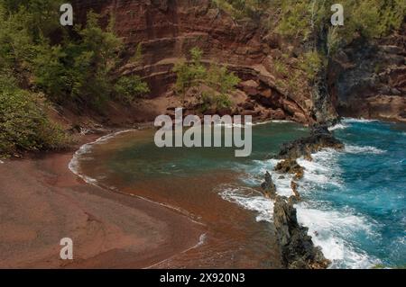 Kaihalulu Beach, auch bekannt als Red Sand Beach, an der Hana Coast von Maui, Hawaii. Maui Hawaii USA Copyright: XGregxVaughnx/xVWPicsx GV070707550A Stockfoto